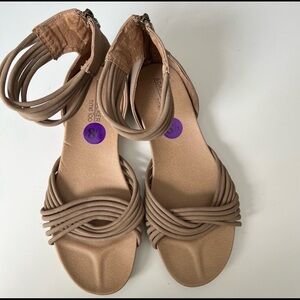 Adam Tucker me too Womens sandals. Size 8 1/2 tan